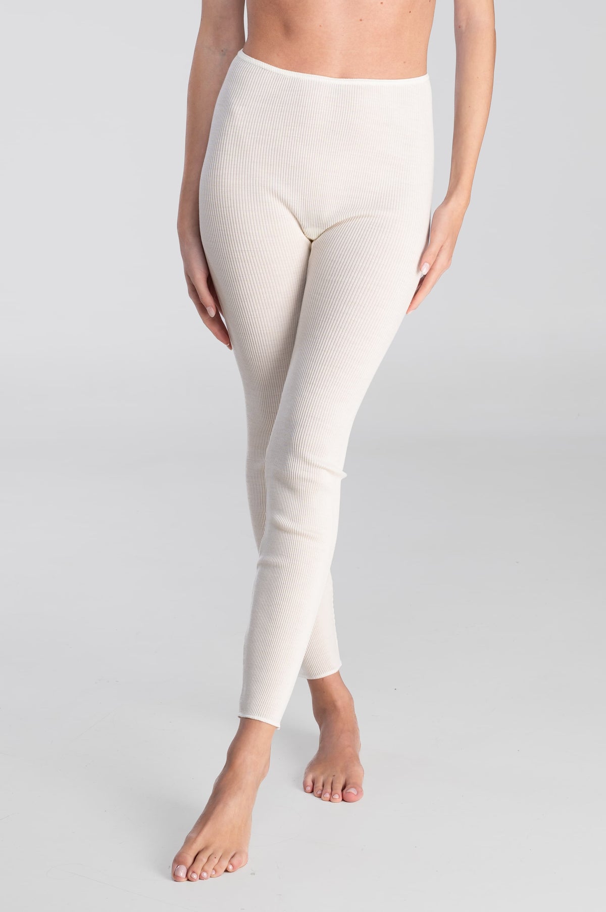 Oscalito stillongs i ull og silke i fargen champagne – lette og varme undertights for kvinner med naturlige materialer